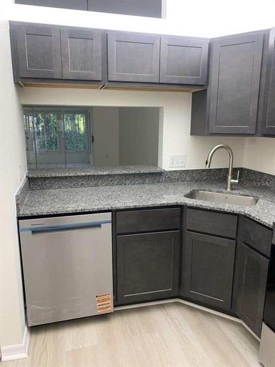 На продажу: $214,995 (2 спален, 2 ванн, 1189 Квадратных фут)