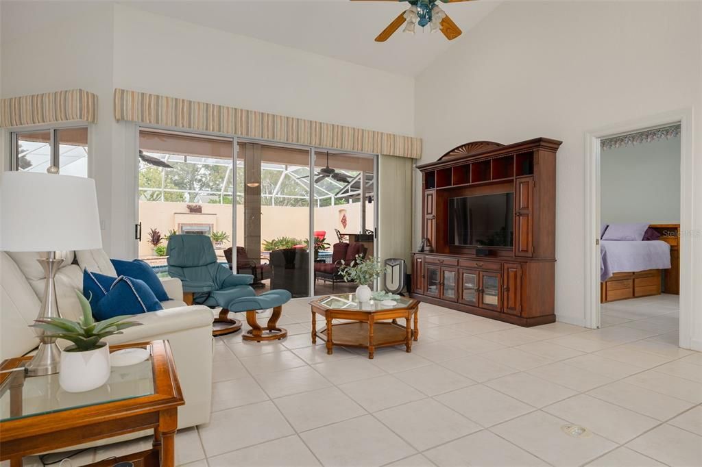 En Venta: $875,000 (4 camas, 2 baños, 2265 Pies cuadrados)