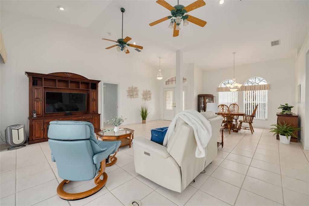 En Venta: $875,000 (4 camas, 2 baños, 2265 Pies cuadrados)