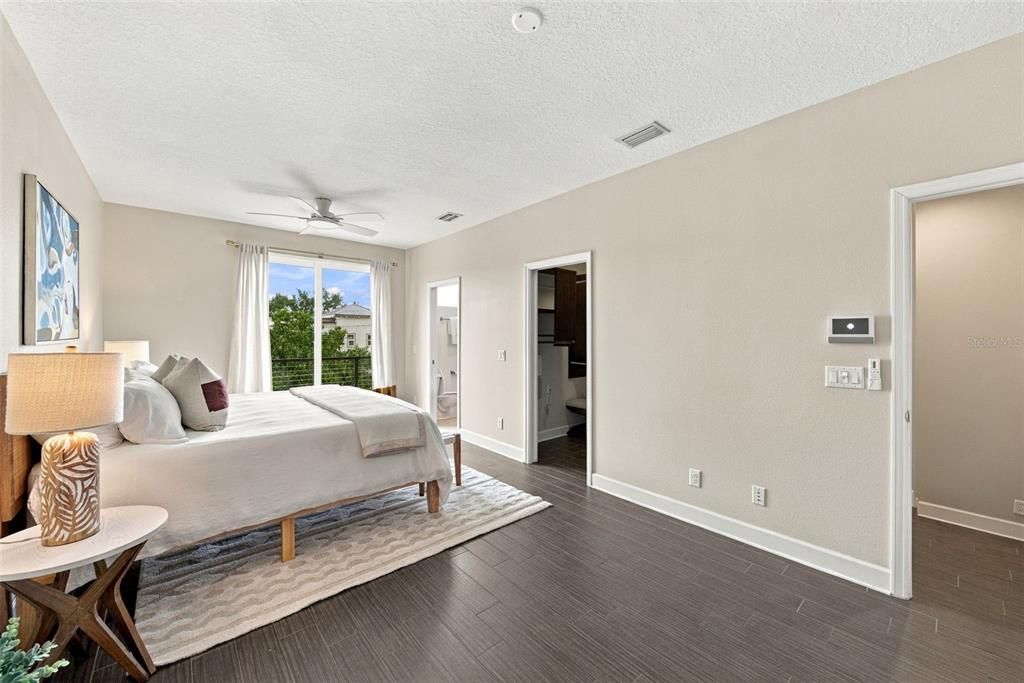 En Venta: $689,000 (3 camas, 3 baños, 1814 Pies cuadrados)