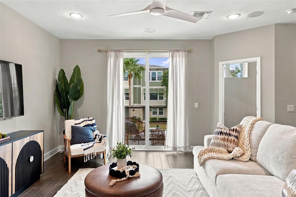 En Venta: $689,000 (3 camas, 3 baños, 1814 Pies cuadrados)