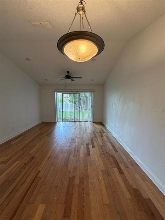 For Rent: $1,800 (3 beds, 2 baths, 1099 Square Feet)