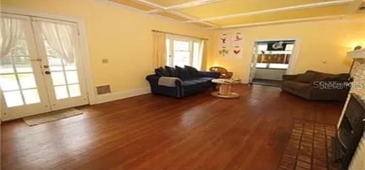 For Rent: $2,400 (2 beds, 2 baths, 2800 Square Feet)