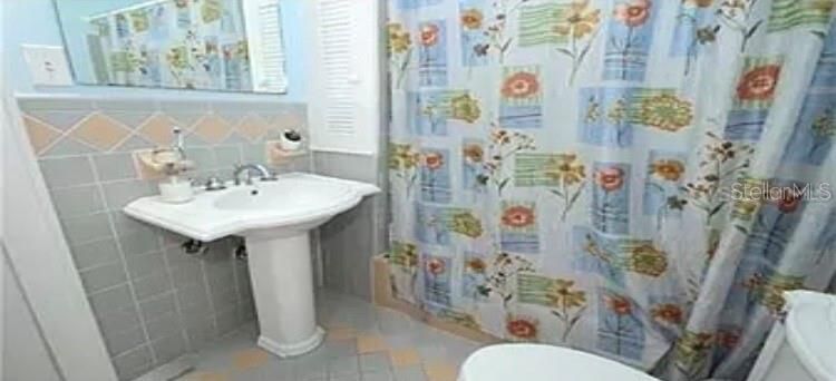 For Rent: $2,400 (2 beds, 2 baths, 2800 Square Feet)