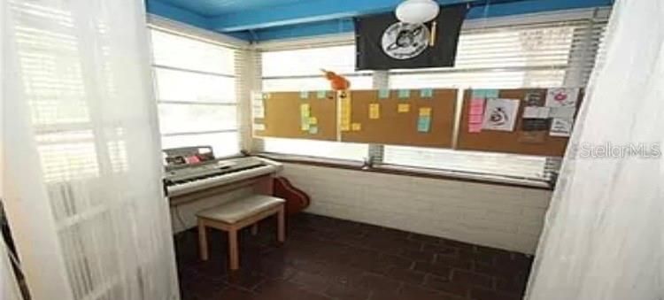 For Rent: $2,400 (2 beds, 2 baths, 2800 Square Feet)