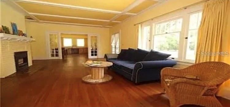 For Rent: $2,400 (2 beds, 2 baths, 2800 Square Feet)