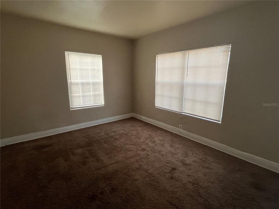 For Rent: $1,130 (2 beds, 1 baths, 912 Square Feet)
