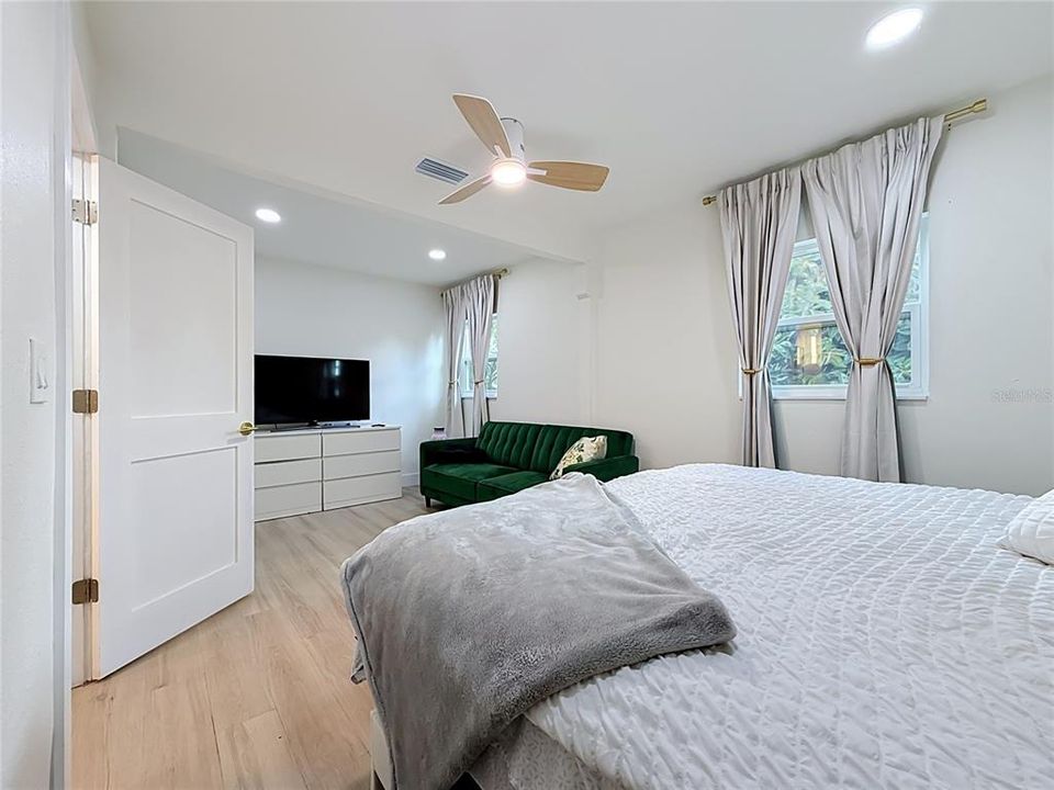For Sale: $469,000 (3 beds, 2 baths, 1274 Square Feet)