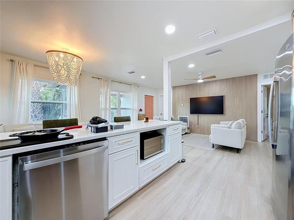 For Sale: $469,000 (3 beds, 2 baths, 1274 Square Feet)
