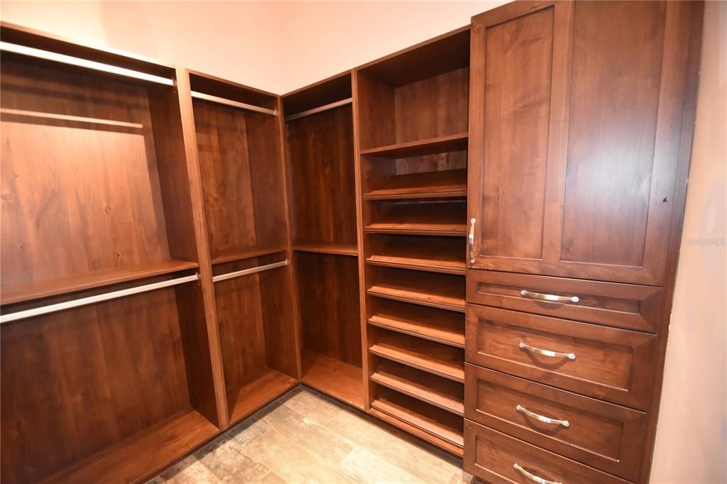 For Sale: $650,000 (5 beds, 3 baths, 2570 Square Feet)