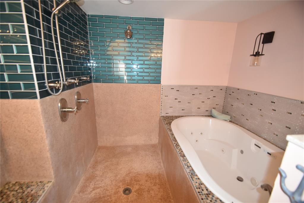 For Sale: $650,000 (5 beds, 3 baths, 2570 Square Feet)