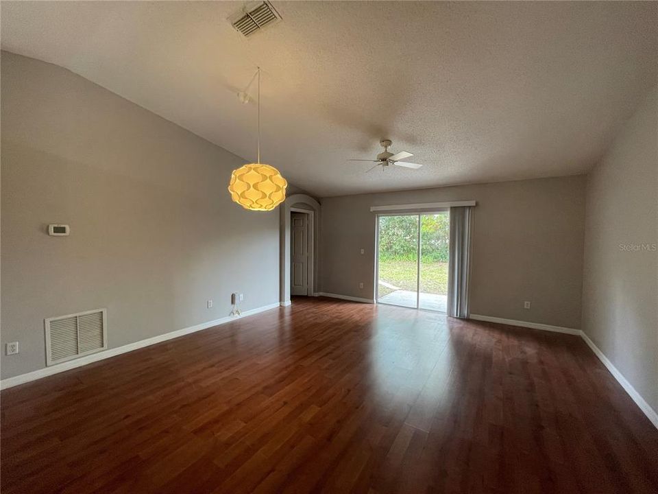 For Rent: $2,095 (3 beds, 2 baths, 1217 Square Feet)