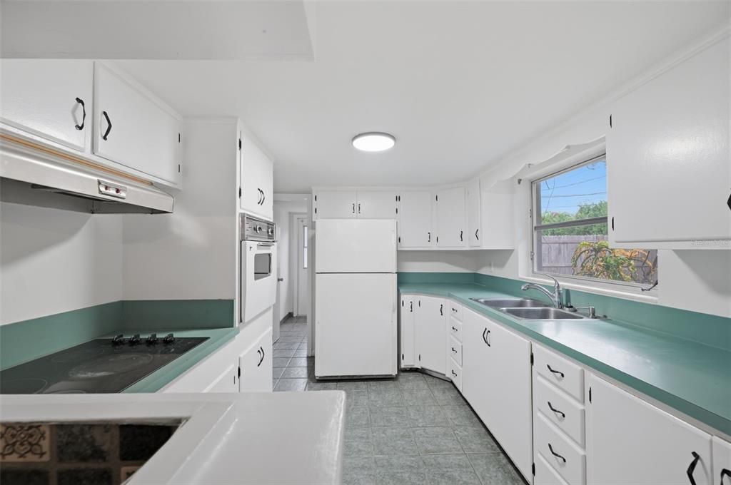 На продажу: $349,999 (2 спален, 2 ванн, 1433 Квадратных фут)