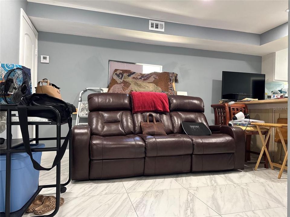 На продажу: $214,999 (4 спален, 2 ванн, 1010 Квадратных фут)
