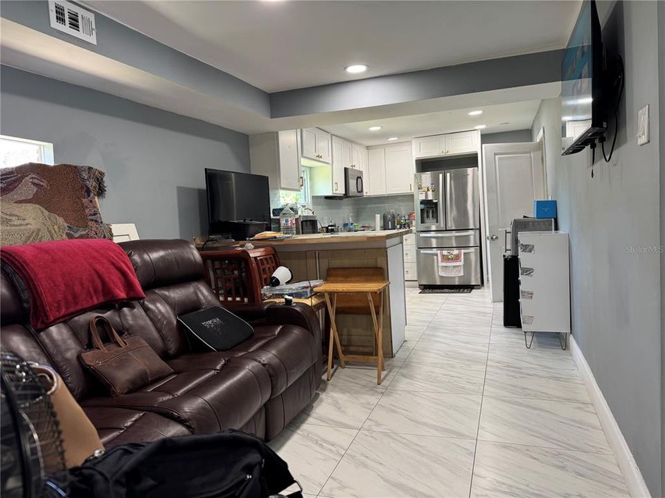 На продажу: $214,999 (4 спален, 2 ванн, 1010 Квадратных фут)