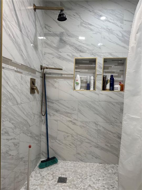 На продажу: $214,999 (4 спален, 2 ванн, 1010 Квадратных фут)