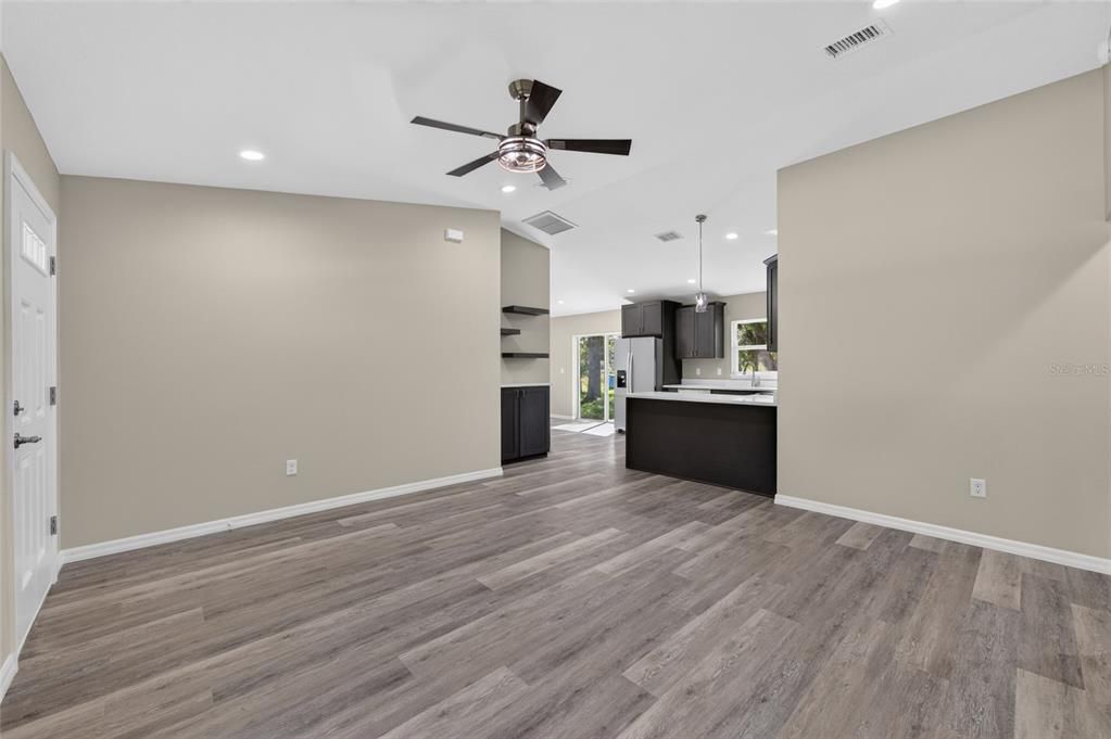 For Sale: $240,000 (3 beds, 2 baths, 1286 Square Feet)