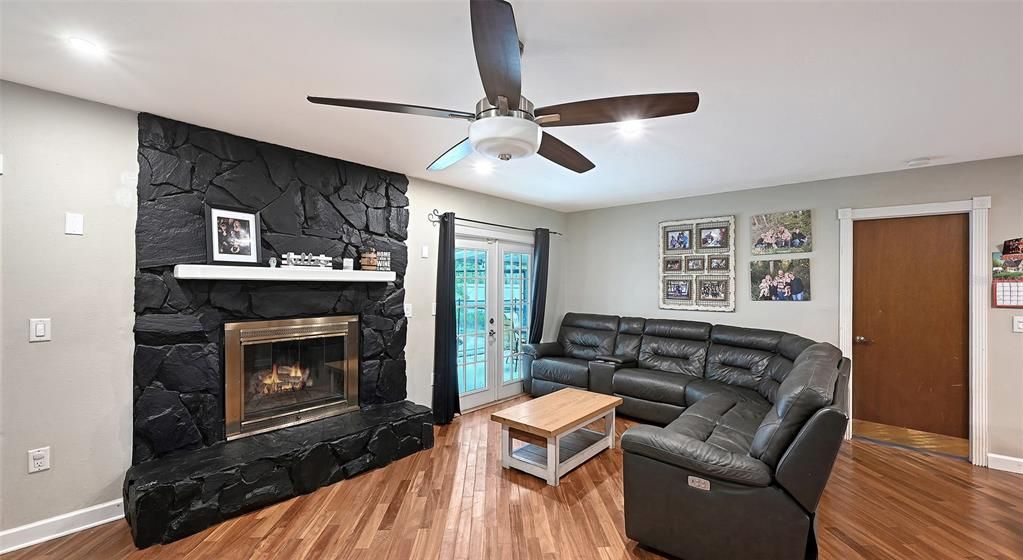 На продажу: $399,900 (3 спален, 2 ванн, 1238 Квадратных фут)