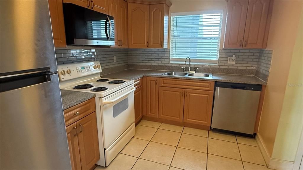 For Rent: $1,150 (1 beds, 1 baths, 742 Square Feet)