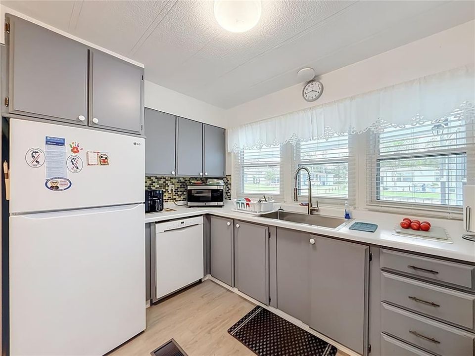 Active With Contract: $160,000 (2 beds, 2 baths, 1107 Square Feet)