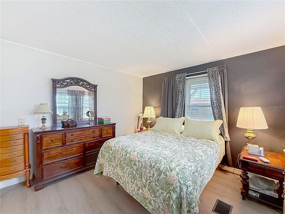 Active With Contract: $160,000 (2 beds, 2 baths, 1107 Square Feet)