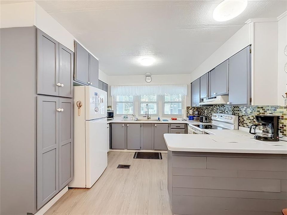 Active With Contract: $160,000 (2 beds, 2 baths, 1107 Square Feet)