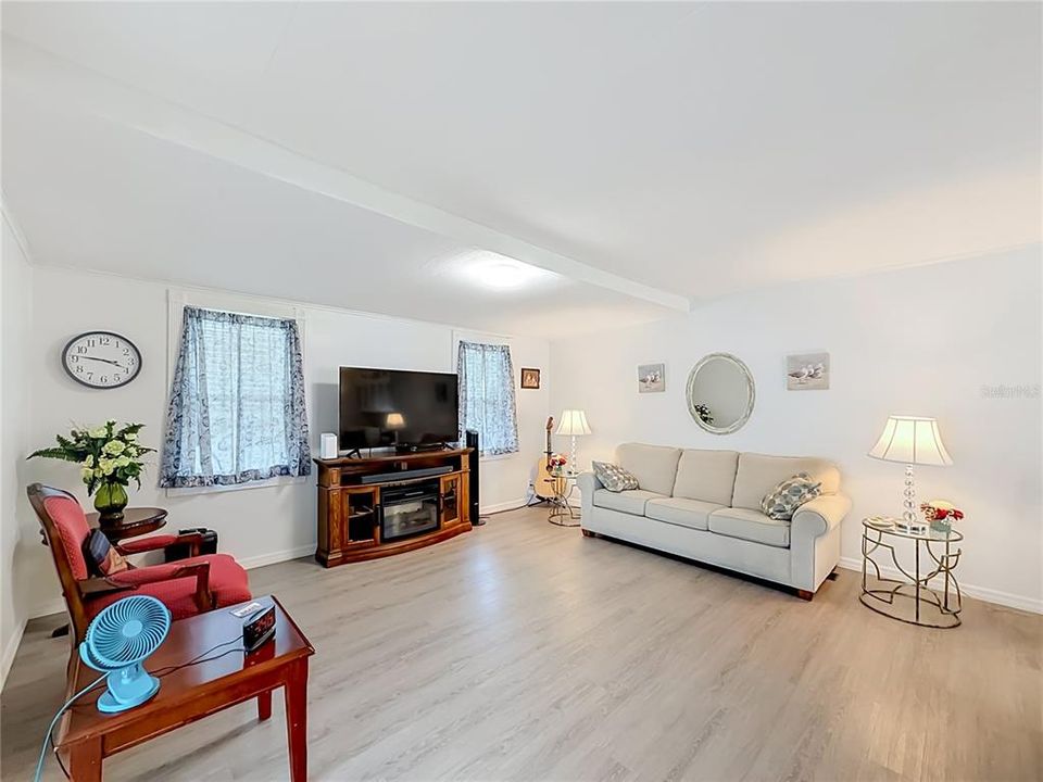 Active With Contract: $160,000 (2 beds, 2 baths, 1107 Square Feet)