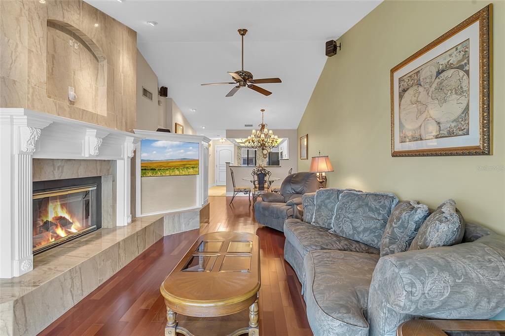 For Sale: $275,000 (2 beds, 2 baths, 1065 Square Feet)