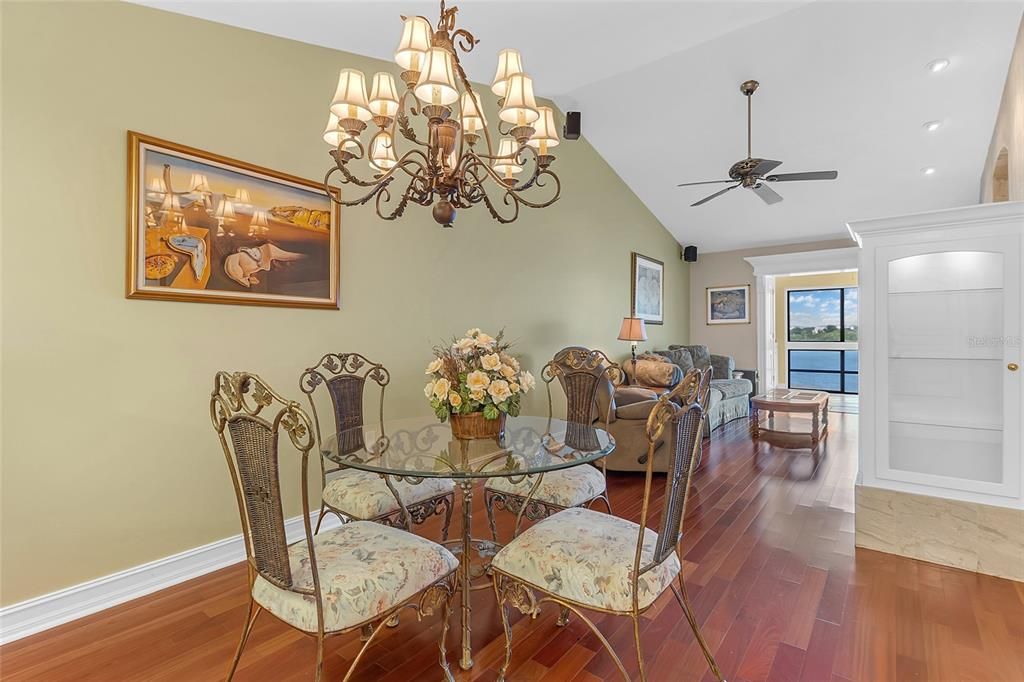 For Sale: $275,000 (2 beds, 2 baths, 1065 Square Feet)