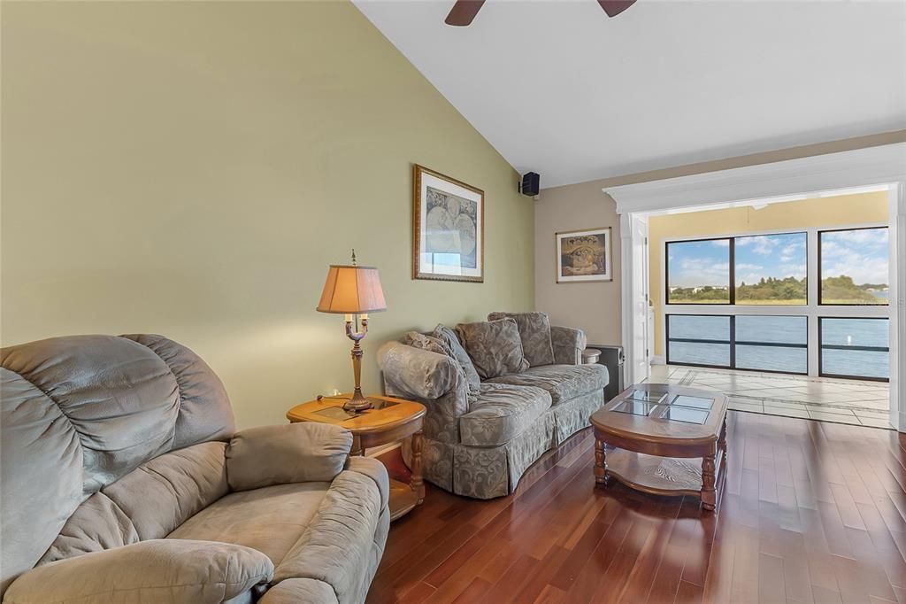 For Sale: $275,000 (2 beds, 2 baths, 1065 Square Feet)