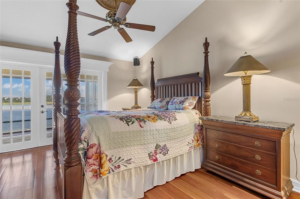 For Sale: $275,000 (2 beds, 2 baths, 1065 Square Feet)
