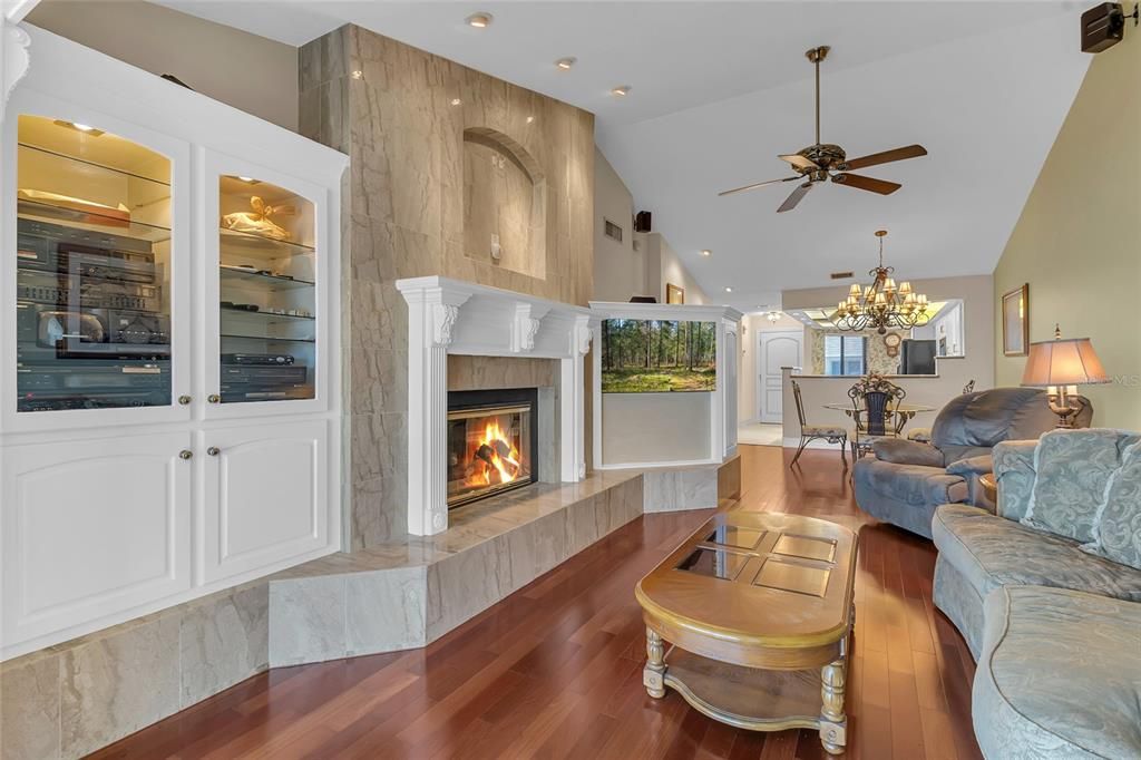 For Sale: $275,000 (2 beds, 2 baths, 1065 Square Feet)