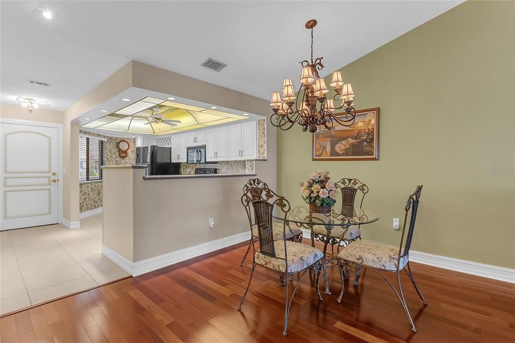 For Sale: $275,000 (2 beds, 2 baths, 1065 Square Feet)