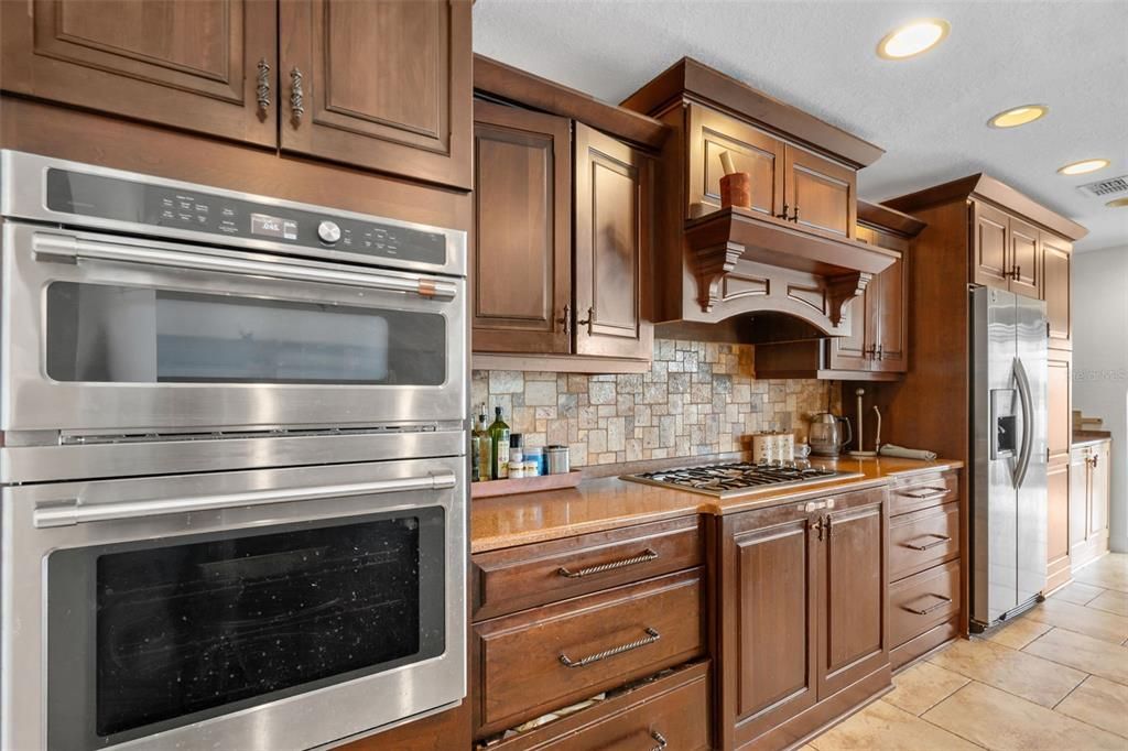 For Sale: $565,000 (3 beds, 2 baths, 2199 Square Feet)