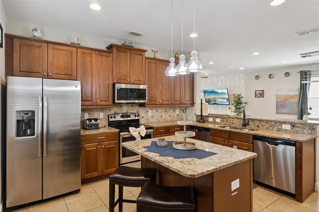 For Sale: $650,000 (6 beds, 6 baths, 3317 Square Feet)