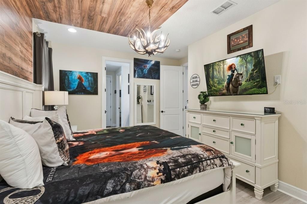 For Sale: $650,000 (6 beds, 6 baths, 3317 Square Feet)