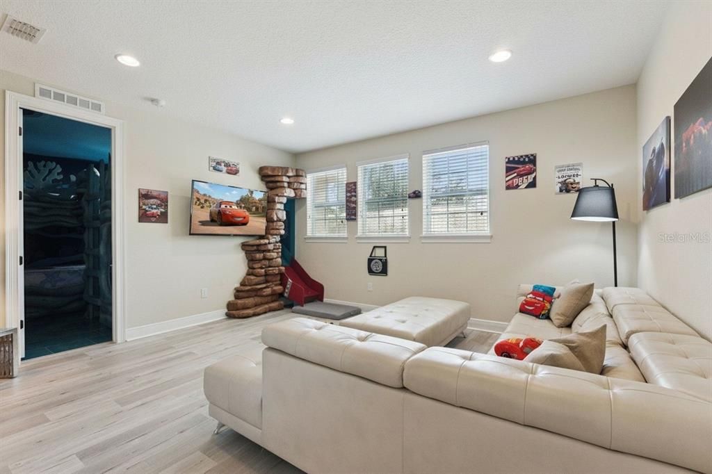 For Sale: $650,000 (6 beds, 6 baths, 3317 Square Feet)