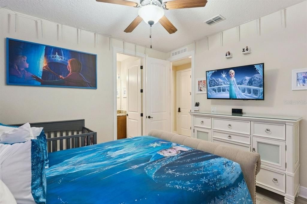 For Sale: $650,000 (6 beds, 6 baths, 3317 Square Feet)