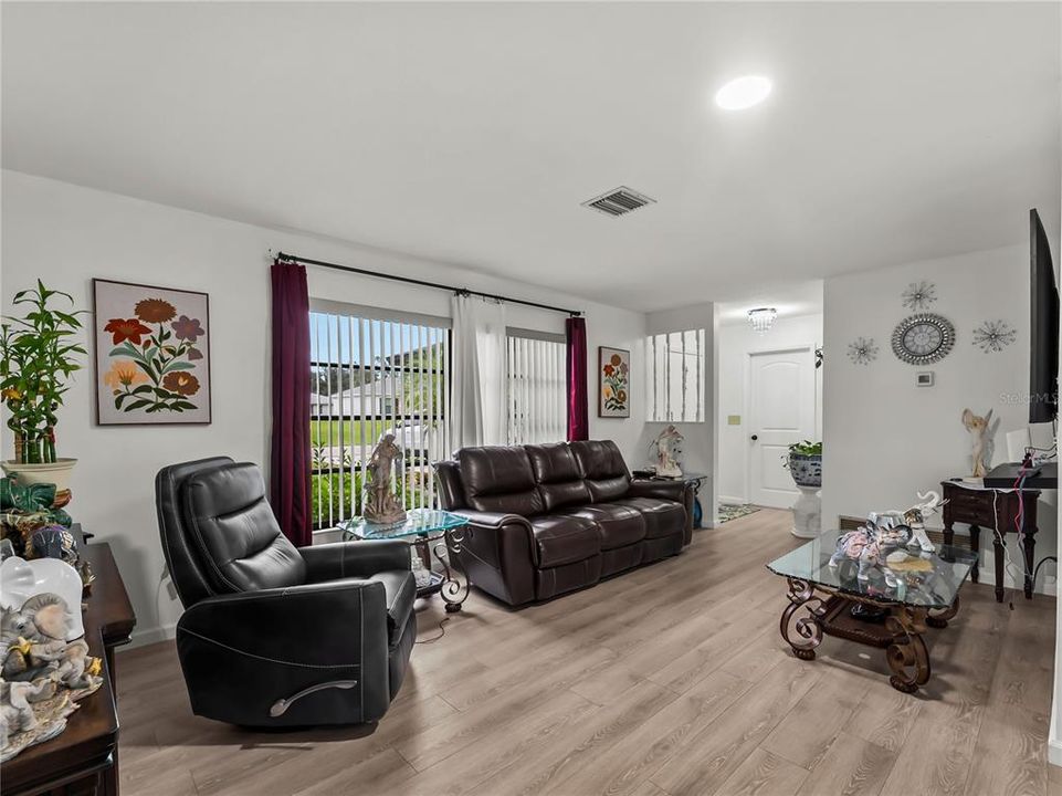 For Sale: $229,900 (2 beds, 2 baths, 1022 Square Feet)
