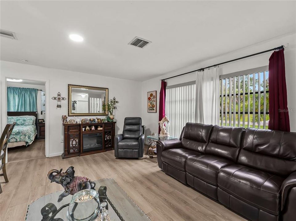 For Sale: $229,900 (2 beds, 2 baths, 1022 Square Feet)
