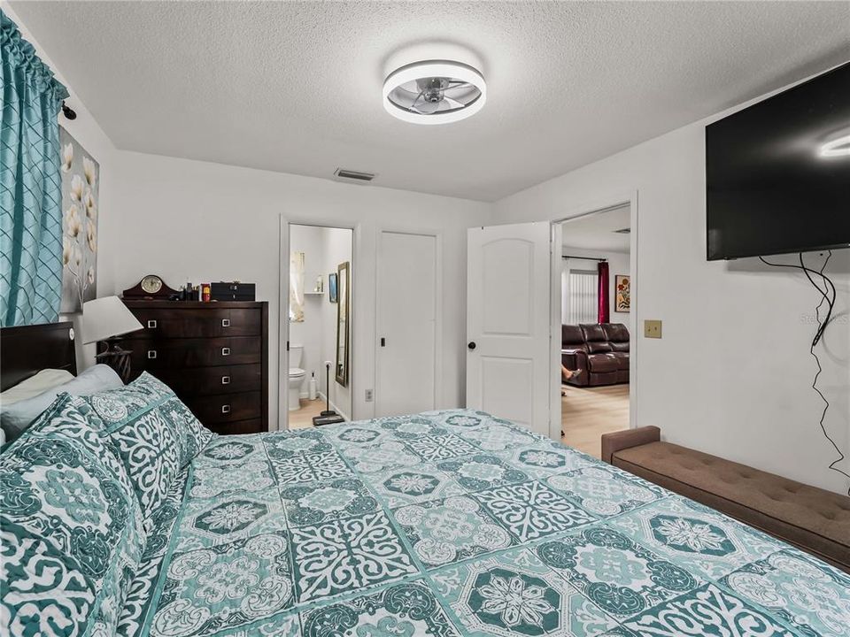 For Sale: $229,900 (2 beds, 2 baths, 1022 Square Feet)