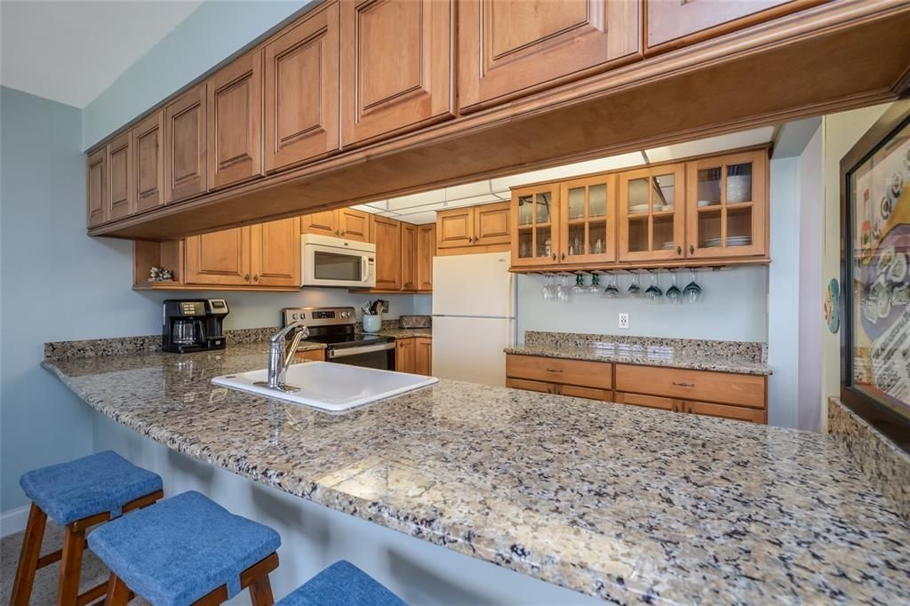 For Sale: $425,000 (1 beds, 2 baths, 928 Square Feet)
