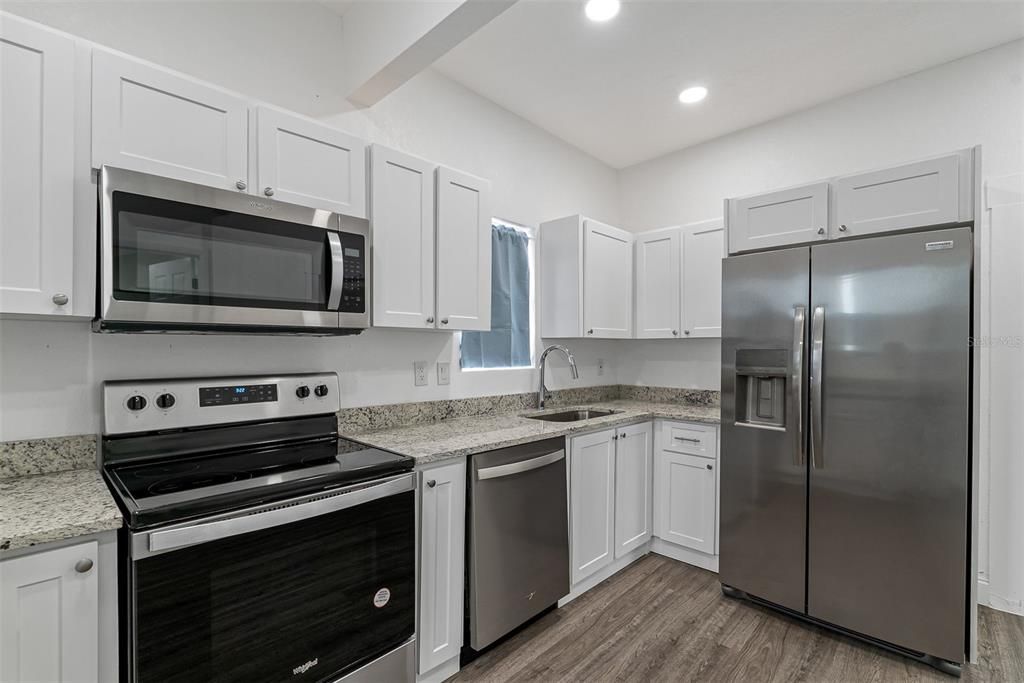 На продажу: $399,999 (4 спален, 0 ванн, 1536 Квадратных фут)