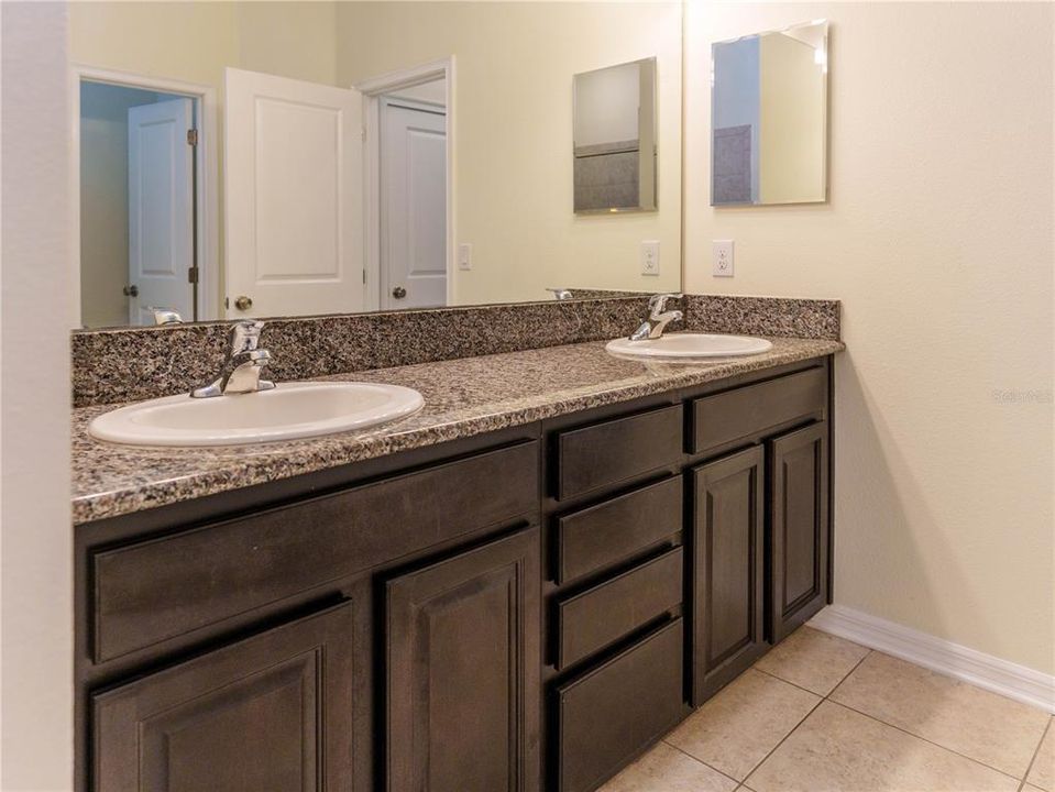 For Rent: $2,300 (4 beds, 2 baths, 2082 Square Feet)