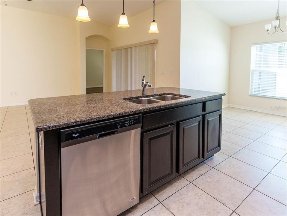For Rent: $2,300 (4 beds, 2 baths, 2082 Square Feet)