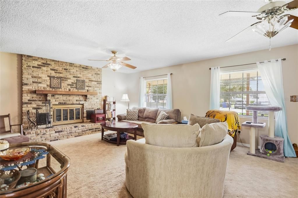 For Sale: $325,000 (3 beds, 1 baths, 1368 Square Feet)