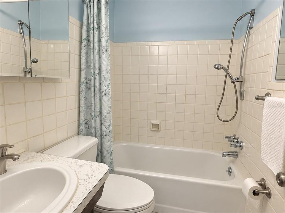 На продажу: $299,000 (2 спален, 1 ванн, 1118 Квадратных фут)