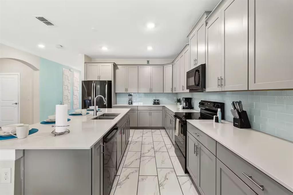 For Sale: $580,000 (6 beds, 5 baths, 3275 Square Feet)