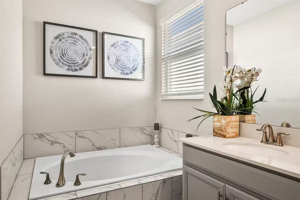 For Sale: $580,000 (6 beds, 5 baths, 3275 Square Feet)