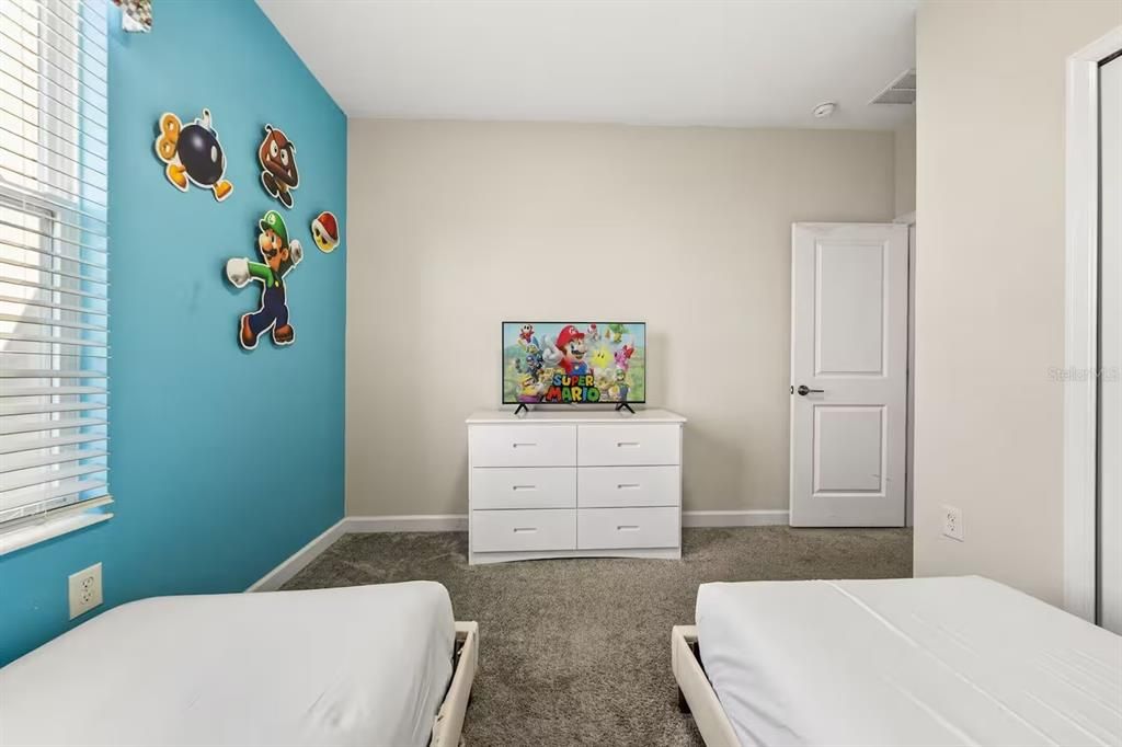 For Sale: $580,000 (6 beds, 5 baths, 3275 Square Feet)